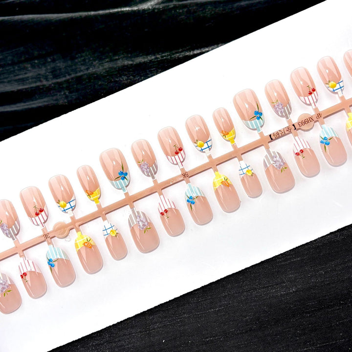 Verspielt florales Nagelset zum Aufkleben