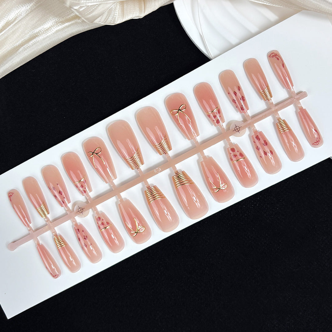 Elegantes Press-On-Nageldesign Karnz