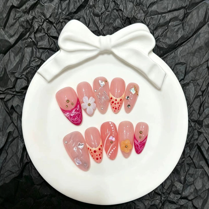 Künstlerisches Press-On-Nagelset mit floralen und dekorativen Elementen