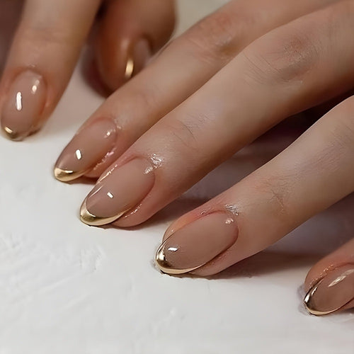 Kunstnägel mit Elegantem Goldfrench-Tipp Karnz