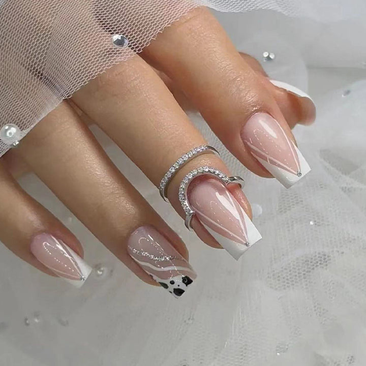 Kunstnägel mit elegantem French-Design und Glitzerdetails Karnz