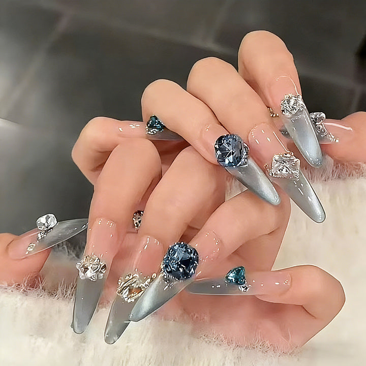 Glamouröse Kunstnagelspitzen mit Kristallverzierungen Karnz
