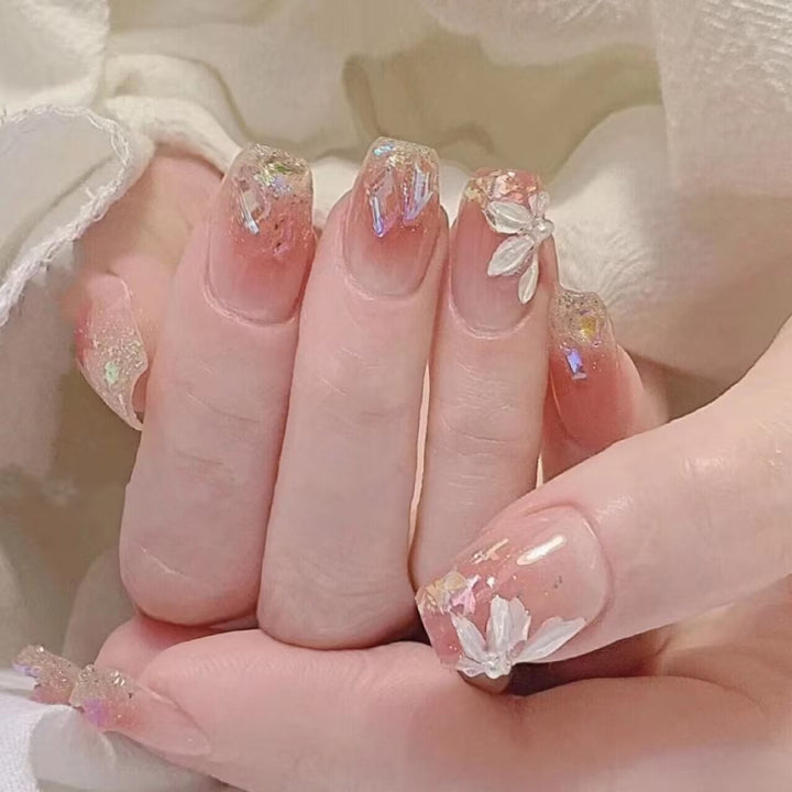 Künstlerisch florales, verziertes Press-On Nageldesign Karnz