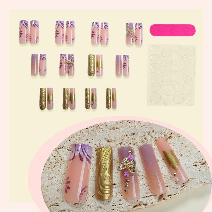 Künstlerisches Nagelkunst-Set mit eleganten Blumen- und Edelsteinakzenten Karnz