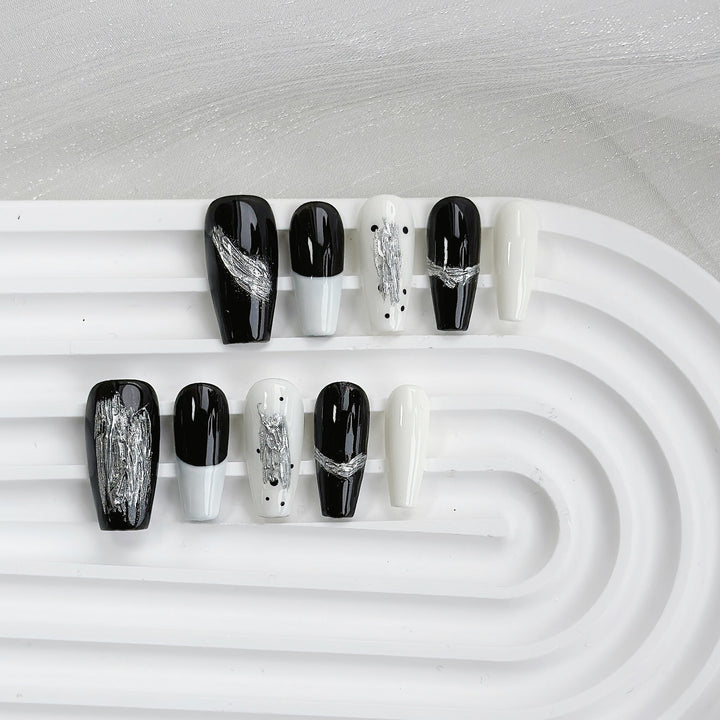 Künstlerisches Press-On-Nagelset mit metallischen Akzenten