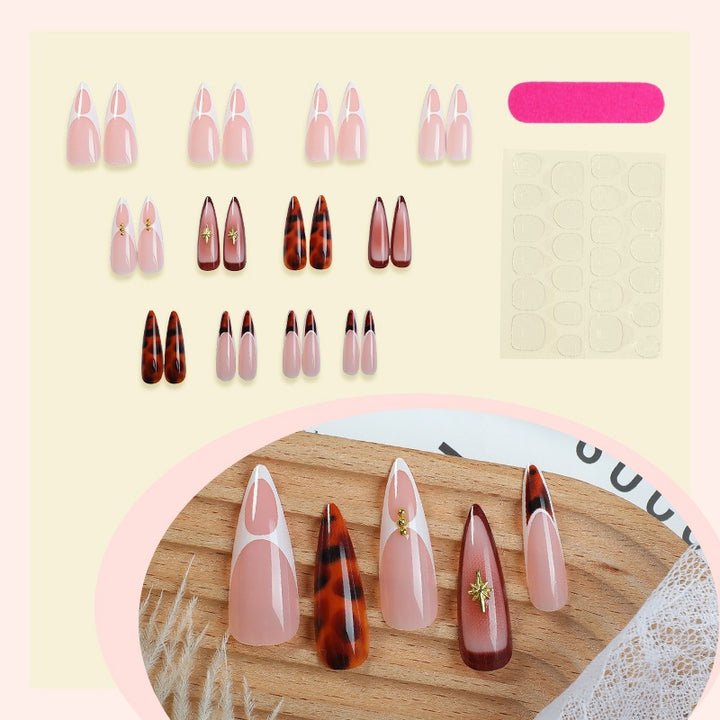 Elegantes Kunstnagelset mit erlesenen Mustern und glitzernden Akzenten Karnz