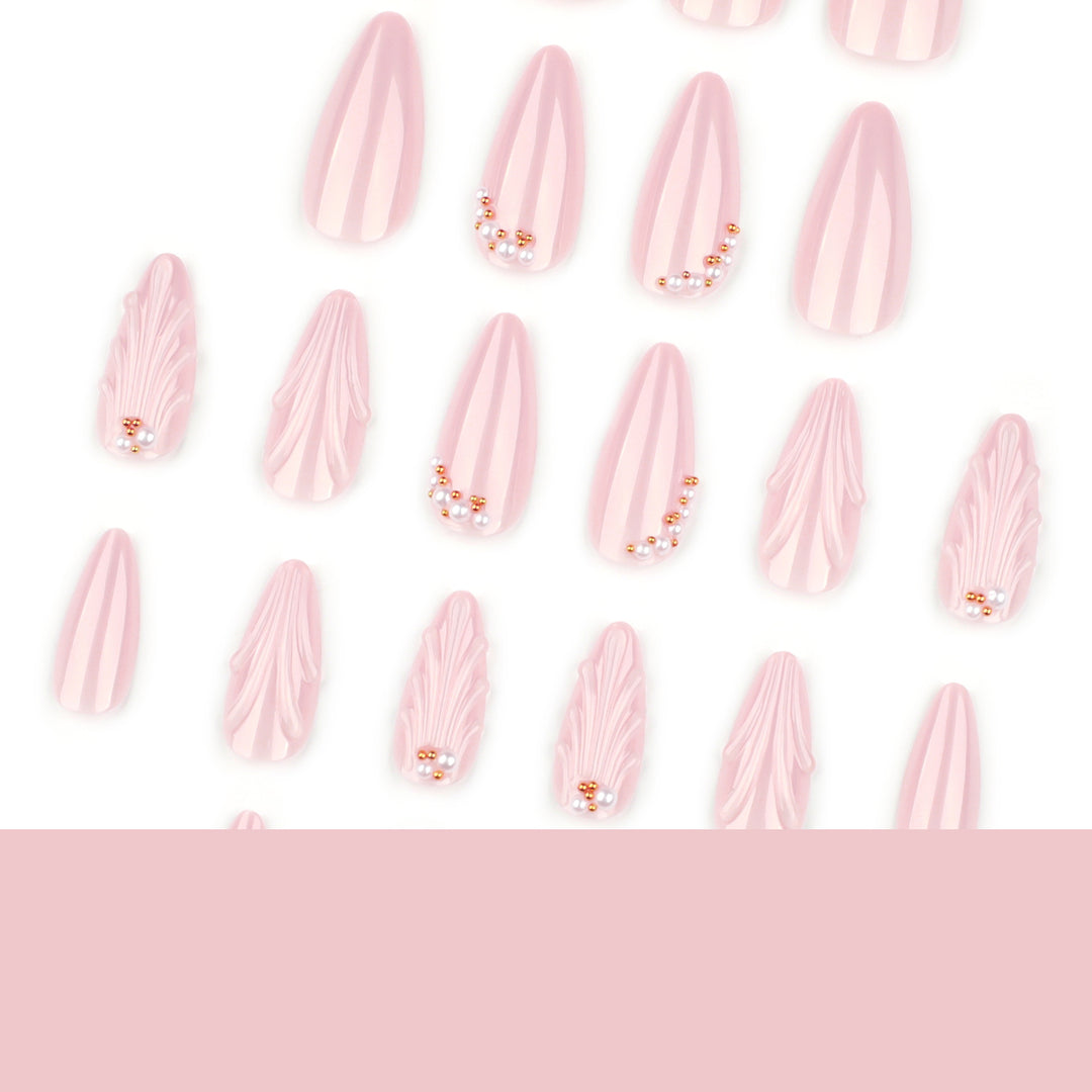 Elegante Stiletto-Nägel mit Schimmer-Design und Perlenverzierungen Karnz