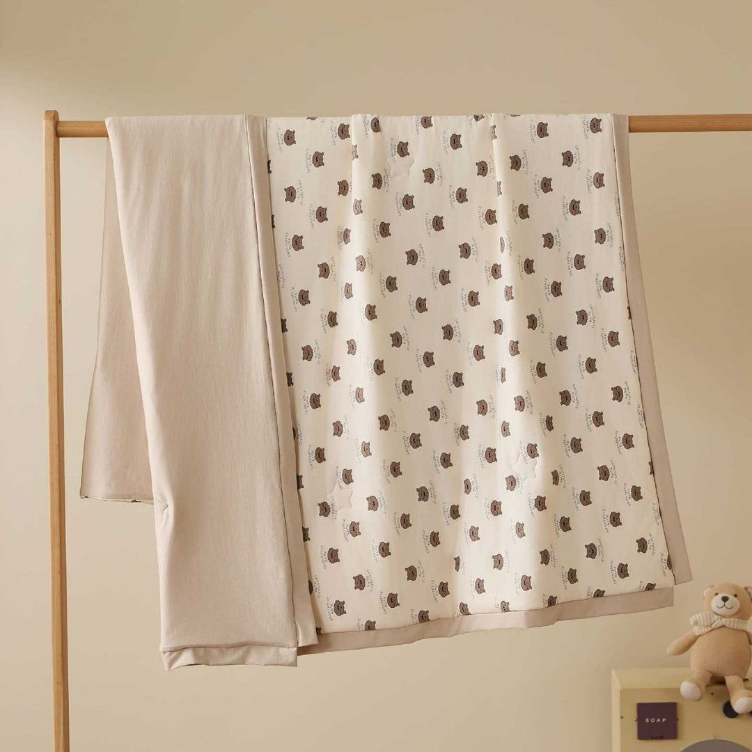 Doppellagige Babykrabbeldecke aus Baumwoll-Jersey mit leichter Wattierung und zartem Allover-Tierprint