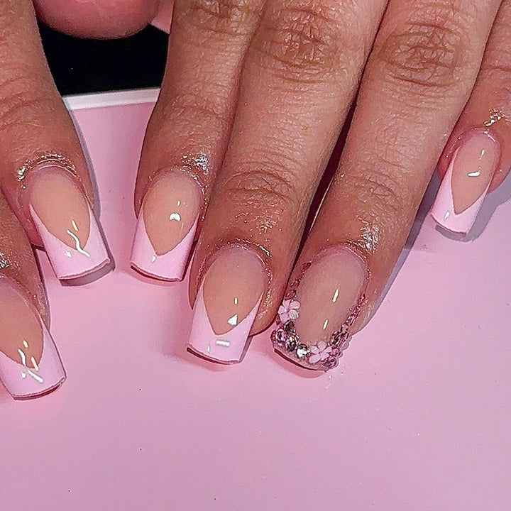 Kunstnägel mit romantischen Rosa-Spitzen Karnz