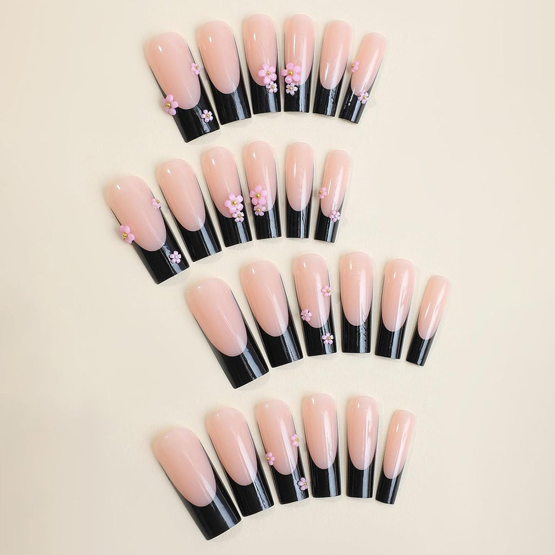 Kunstnagelset mit eleganten Blütenapplikationen Karnz