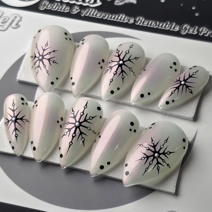 Kreative Kunstnägel mit Elegantem Schneeflocken-Motiv Karnz