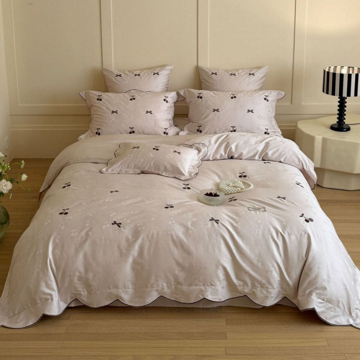 Gerüschter Baumwollsatin Bettwäsche Set mit Kirschen-Stickerei und Kissenbezügen