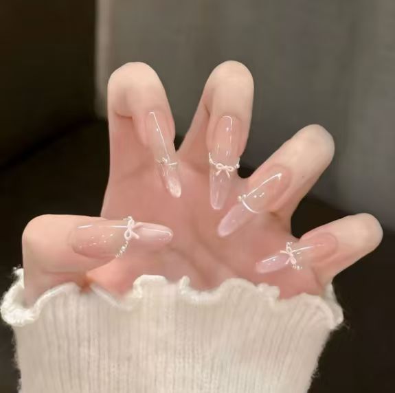 Elegantes Press-On-Nagelkunst-Set mit Bogenakzenten
