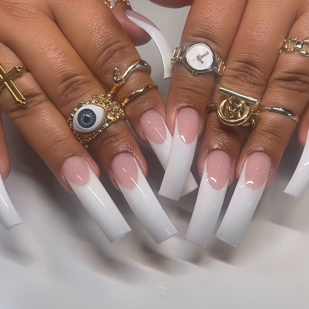 Premium French Tip Nagelerweiterungen Karnz