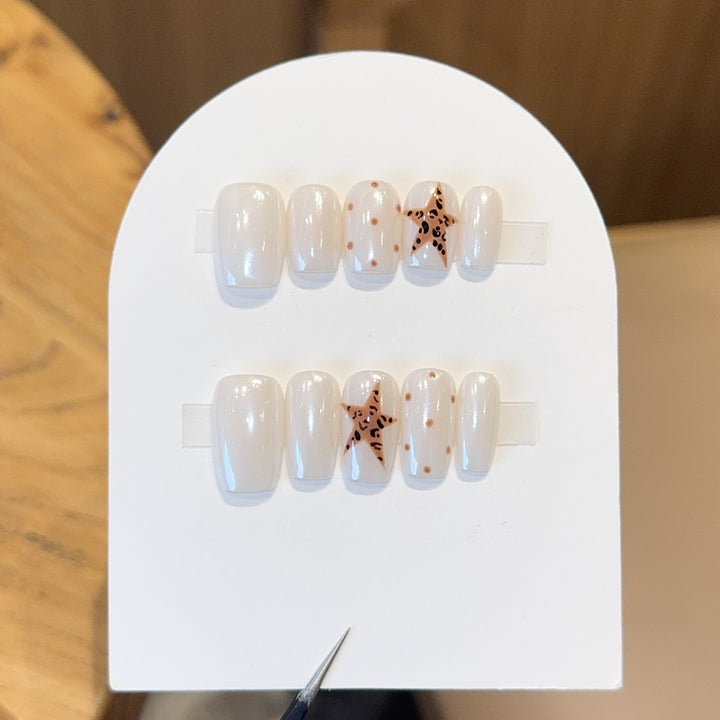 Kunstnagelspitzen mit Trendy Tiermustern Karnz