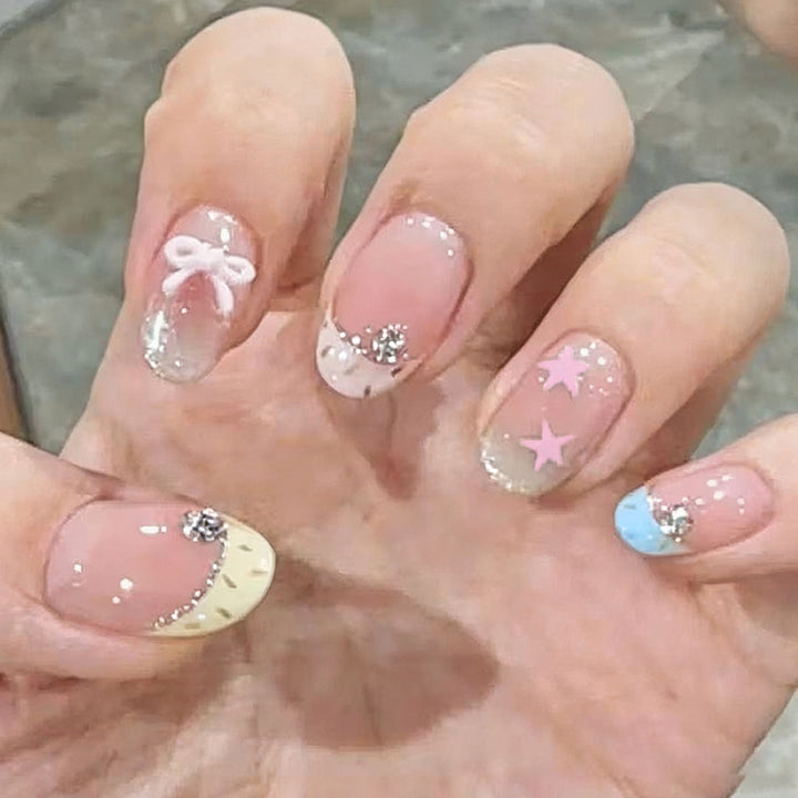 Kunstnagelset mit eleganten Glitzerakzenten Karnz