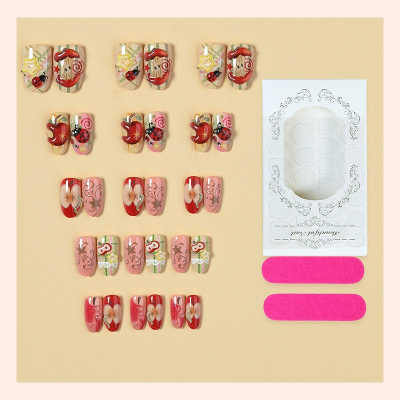 Kreatives Kunstnagelset mit verspielten Motiven und Glitzerakzenten Karnz
