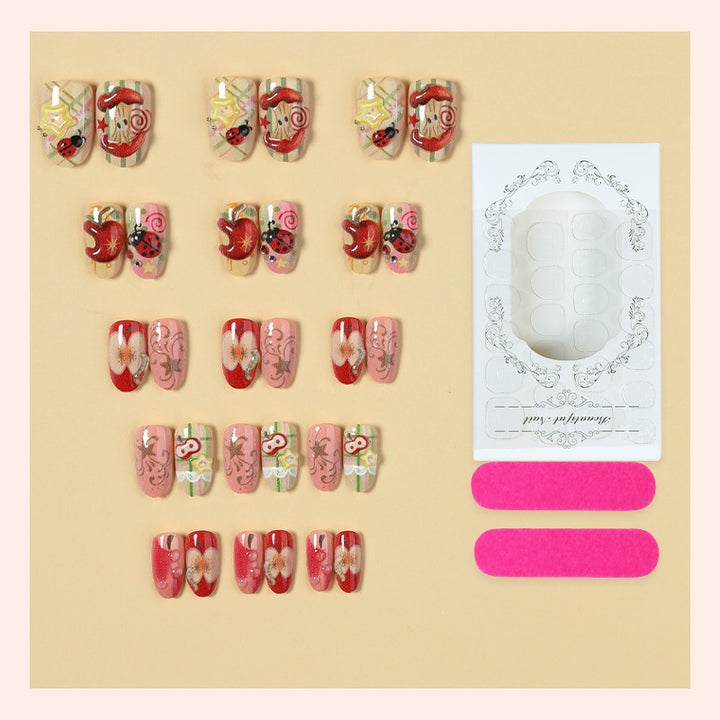 Kreatives Kunstnagelset mit verspielten Motiven und Glitzerakzenten Karnz