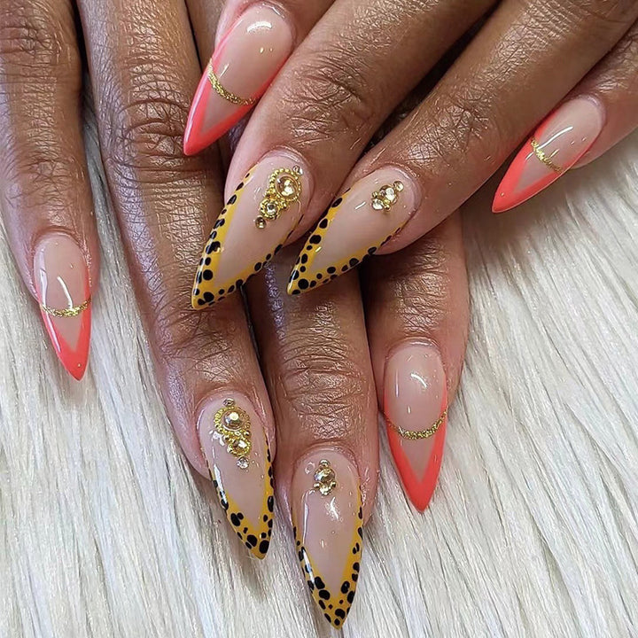 Kunstvolle Nagelverlängerungen mit elegantem Blattmuster Karnz