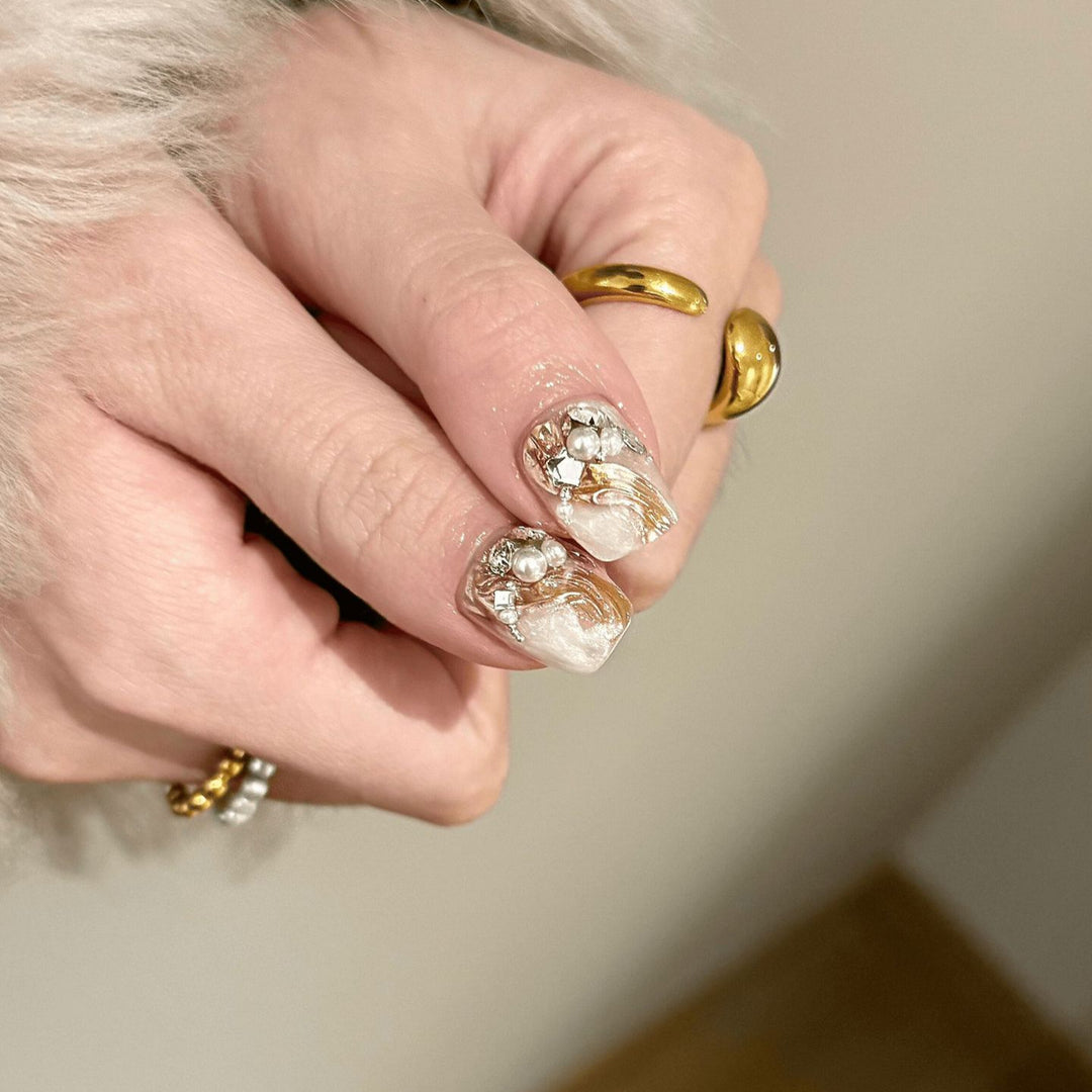 Elegante Kunstnägel mit Luxuriösen 3D-Details Karnz