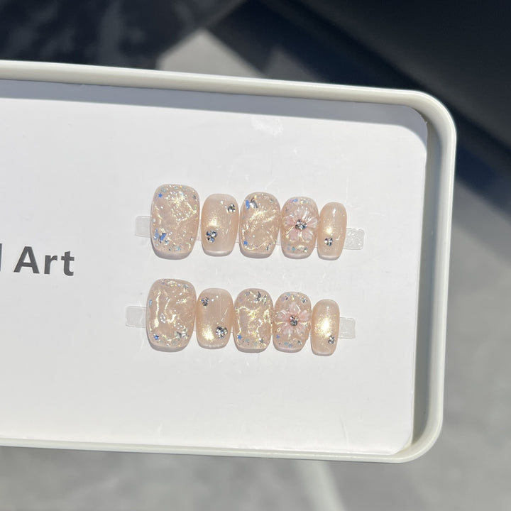 Dekorativer Floral Press-On Nagelset mit schimmernden Akzenten Karnz