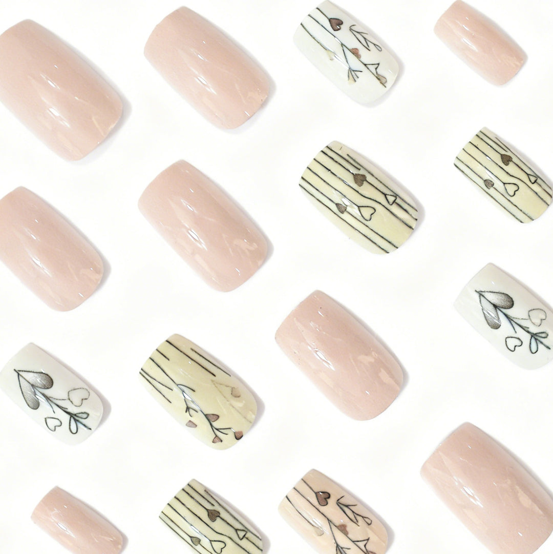 Elegante herzförmige Acryl-Nagelkunst Karnz