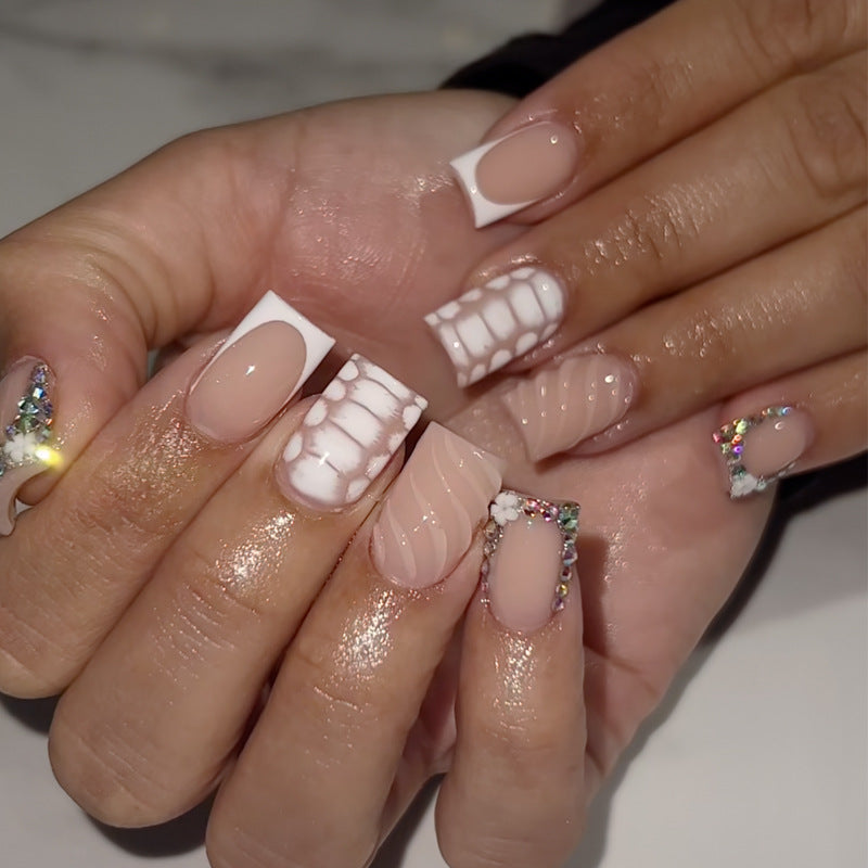 Elegante Stiletto Press-On Nagelkunst mit Strass-Akzenten Karnz