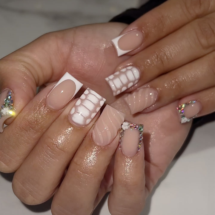 Elegante Stiletto Press-On Nagelkunst mit Strass-Akzenten Karnz