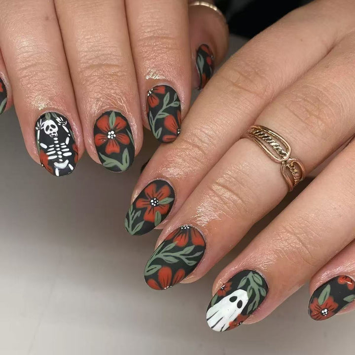 Kunstnagelset mit gruseligen Halloween-Motiven und floralen Akzenten Karnz