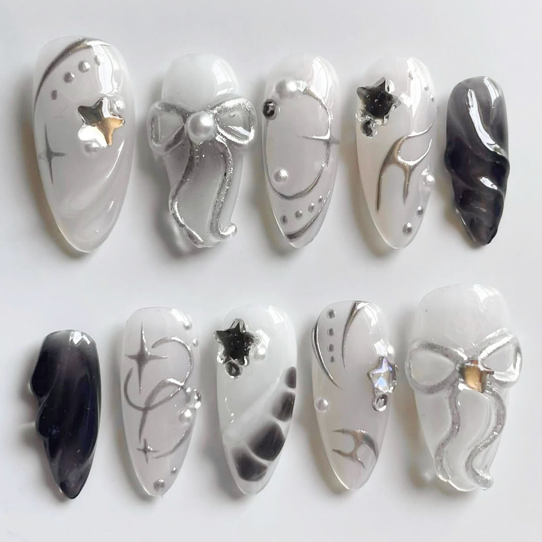 Kreatives Press-On Nagelkunstset mit eleganten silbernen Akzenten Karnz