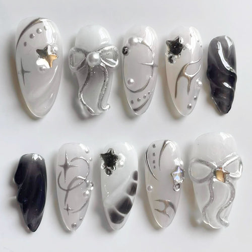 Kreatives Press-On Nagelkunstset mit eleganten silbernen Akzenten Karnz