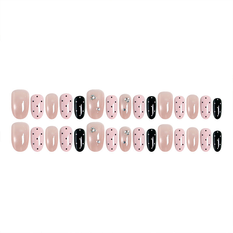 Kunstnagelset mit glamourösen Strassakzenten und modernen Punkten Karnz
