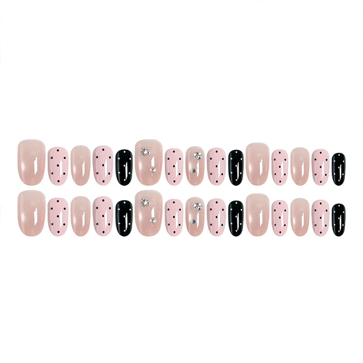 Kunstnagelset mit glamourösen Strassakzenten und modernen Punkten Karnz