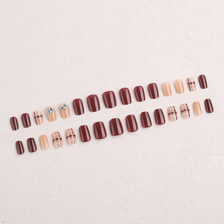 Kunstnagelset mit elegantem, schimmerndem Design und kreativen Akzenten Karnz