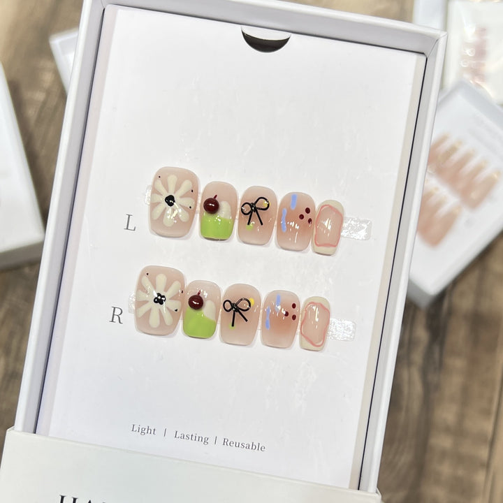 Künstlerisches Florales Press-On Nagelset mit Wiederverwendbarem Design Karnz