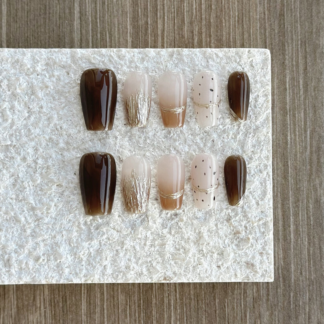 Elegantes Press-On-Nagelkunstset mit einzigartigen Texturen