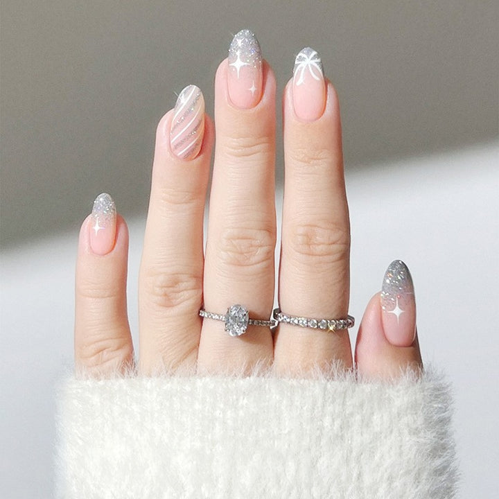 Dekorativer Press-On-Nagelset mit Glitzer und gestreiftem Design Karnz