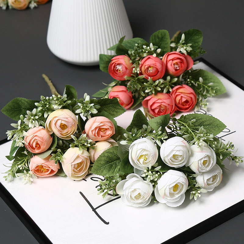 Dekorative Blumenarrangement für die Innendekoration