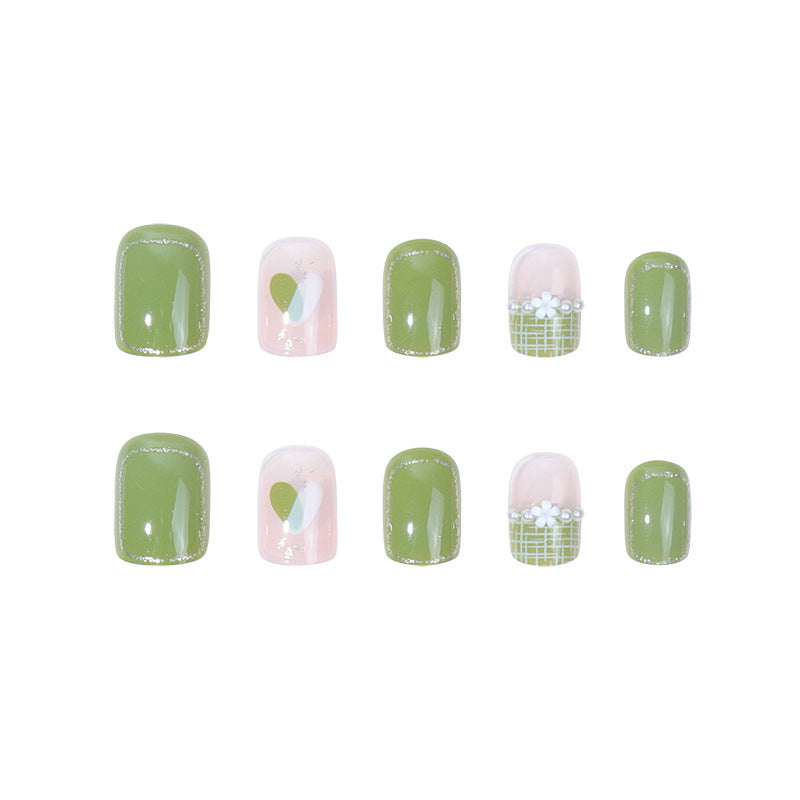 Künstlerisches Press-On-Nagelset mit floralem und glänzendem Design Karnz