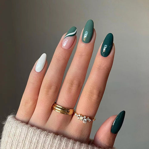 Elegante und kunstvolle Nagelkunst Karnz