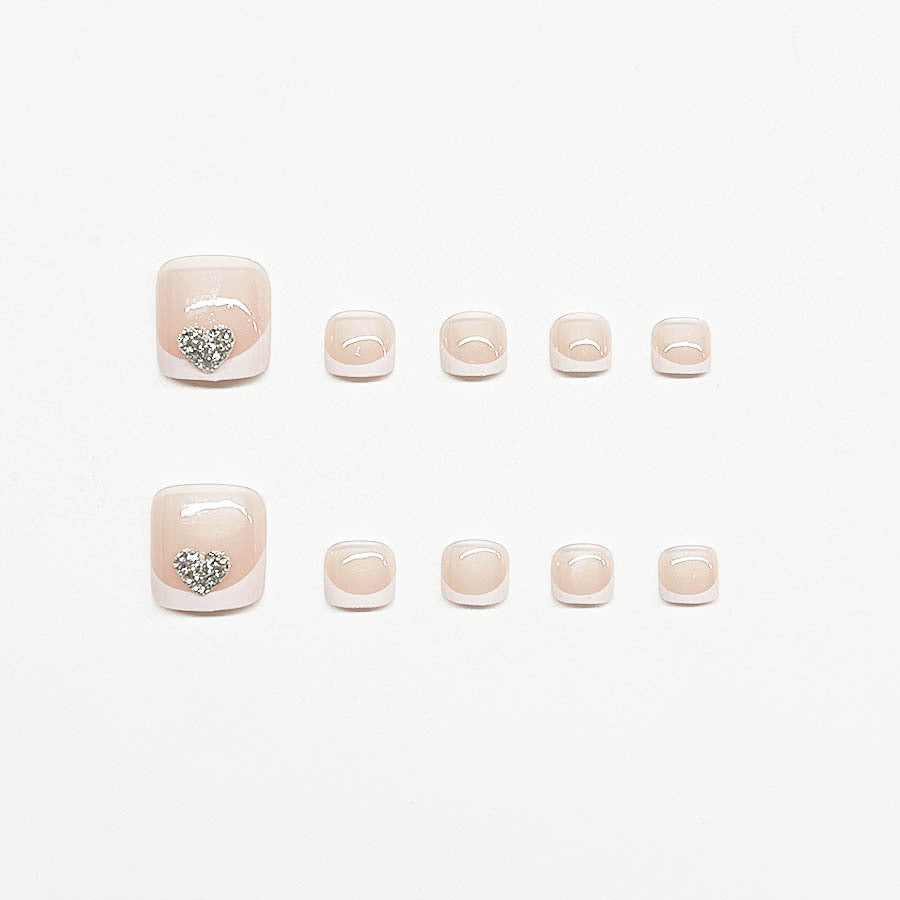 Kunstnagelset mit glamourösem Herzdesign und eleganter French-Spitze Karnz