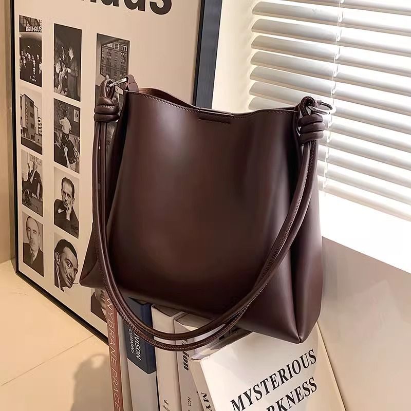 Schlanke Minimalistische Schultertasche Karnz
