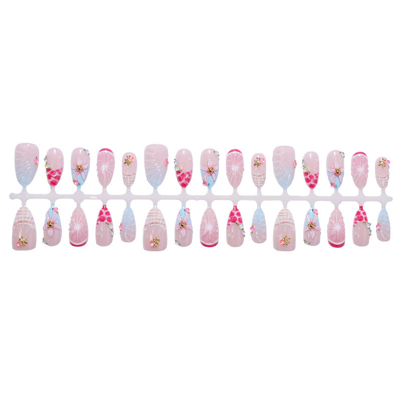 Kunstnagelset mit floralen und glitzernden Designs Karnz
