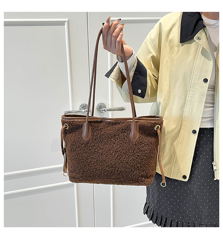 Oversized Faux Fur Tragetasche Karnz