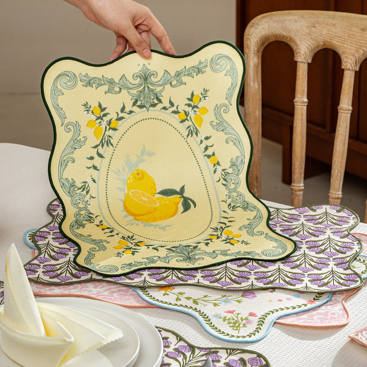 Geformtes Tischset aus Baumwollmix mit Granatapfel- und Papageien-Motiv