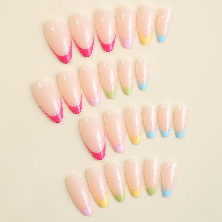 Kunstnagelset mit stilvollen Farbverlauf und eleganten Spitzen Karnz