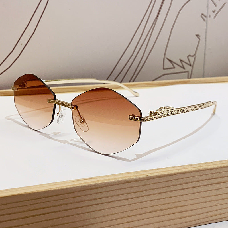Damen extravagante Sonnenbrille mit funkelnden Akzenten Karnz