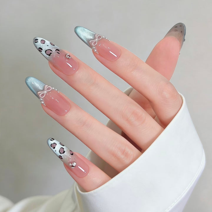 Elegantes Stiletto Press-On Nagelset mit einzigartigen Blumen- und Bandakzenten Karnz