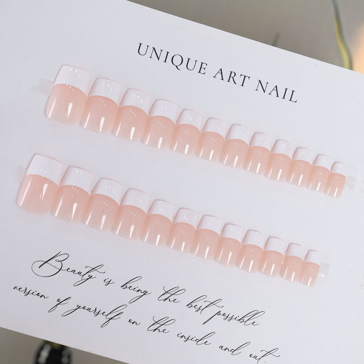Klassische French Tip Press-On Nägel