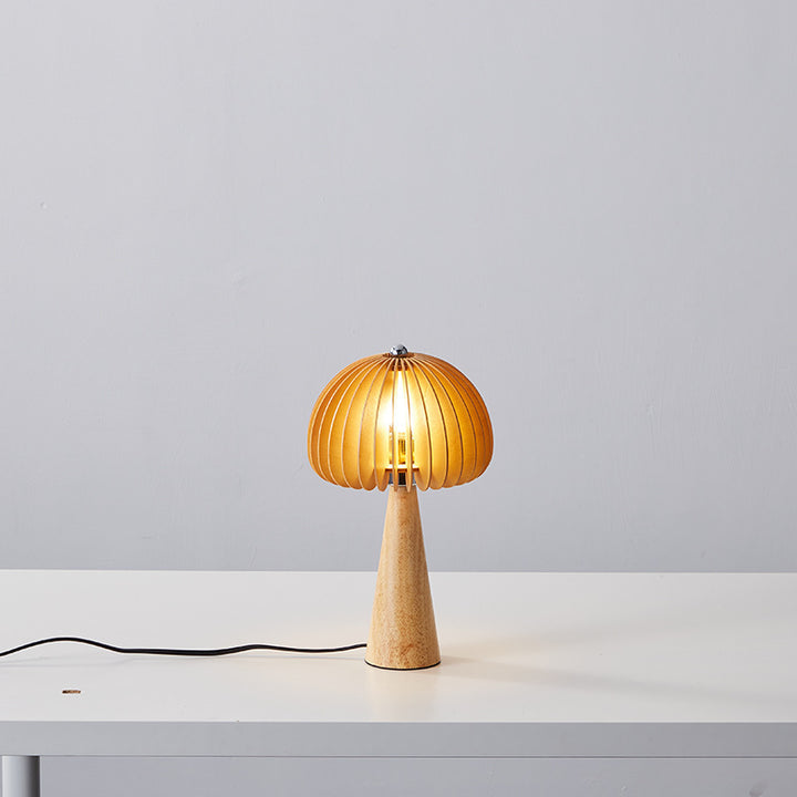 Moderne dekorative Tischlampe mit Holzfuß
